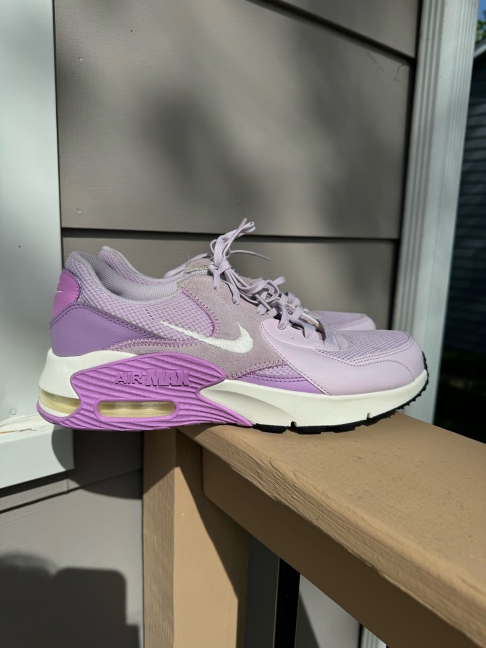 Nike Women’s Lilac and White Air Max Sneakers. violet star